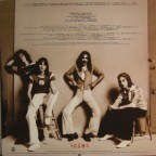 (Detr&aacute;s del LP) Dise&ntilde;o por Cal Schenkel  - Foto por Gary Heery 